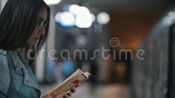 女孩在等火车读一本书慢动作视频的预览图