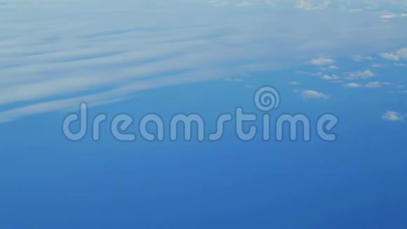 在云层之上的海面上飞行从上面看风景视频的预览图
