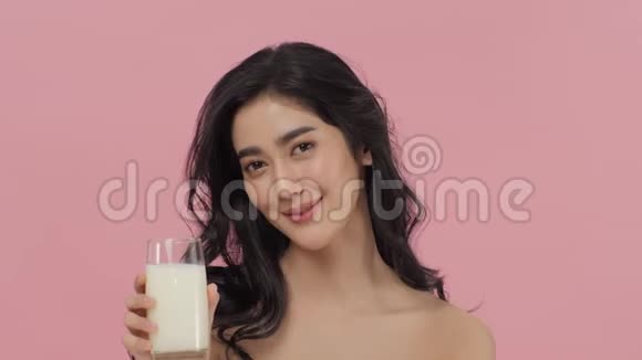 有魅力的亚洲女人喝牛奶视频的预览图