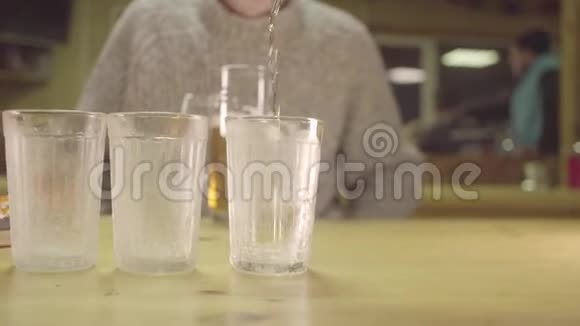 有人把伏特加倒在冰冻的杯子里视频的预览图
