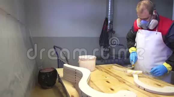 手工木工在木木车上涂漆视频的预览图