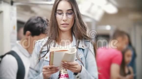 女孩在地铁上看书回头看人视频的预览图