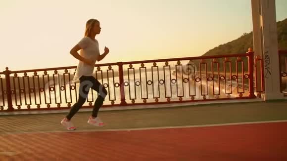 女人正在空城晨跑视频的预览图