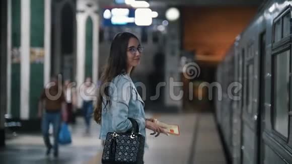 女孩在等地铁车站慢动作视频的预览图