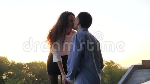 一对男女在秋城公园接吻时髦的一对或穿商务服装的学生乐于在一起视频的预览图