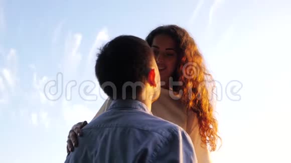一对男女在秋城公园接吻时髦的一对或穿商务服装的学生乐于在一起视频的预览图