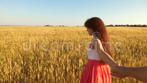 长发女孩牵着心爱的一只手笑着跑过田野视频的预览图