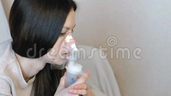 使用雾化器和吸入器进行治疗特写女人她的脸通过吸入面罩吸入侧视视频的预览图
