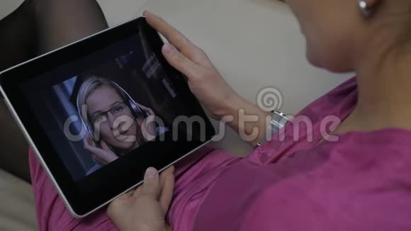 女人正在平板电脑上看网络研讨会远程教育概念家庭在线教育慢动作视频的预览图