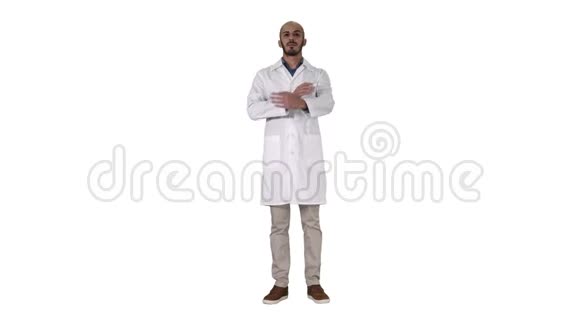 严肃的阿拉伯医生成熟的男叉手臂在白色背景视频的预览图