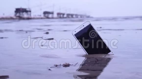 智能手机卡在沙滩上视频的预览图