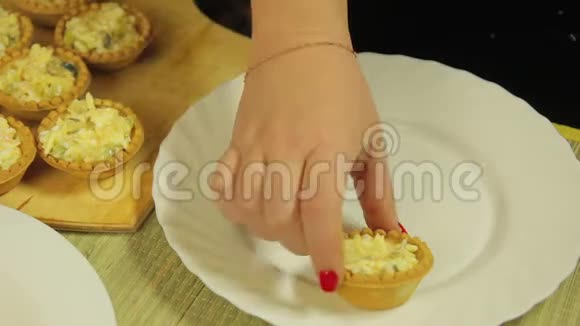 雌手把色拉放在白色盘子里的馅饼里时间圈视频的预览图