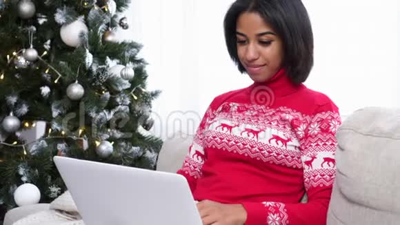 少女在圣诞节使用笔记本电脑视频的预览图