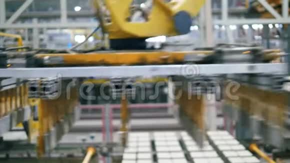 自动化的机器人机器从工作输送机上移动砖块视频的预览图