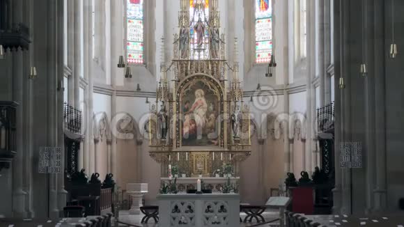 哥特式天主教教堂装饰的巨大祭坛视频的预览图