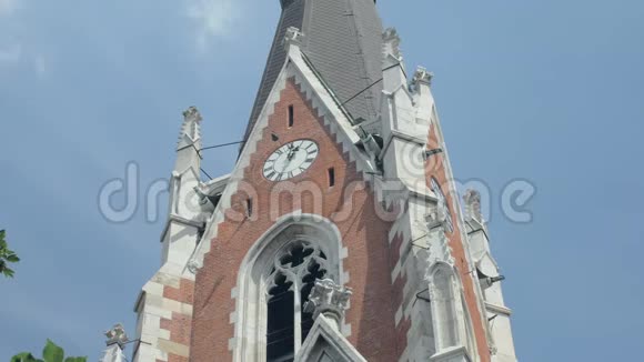 蓝天钟楼红砖教堂建筑立面近景视频的预览图