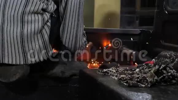焊工修车连接金属部件采用电焊五颜六色的火花飞到一边视频的预览图