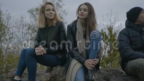 两个可爱的女孩欣赏山的美丽视频的预览图