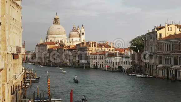 威尼斯大运河上圣诞老人玛丽亚戴拉敬礼的经典景色视频的预览图
