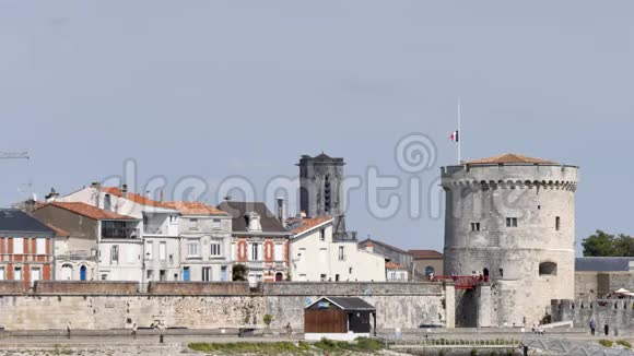 参观拉罗谢尔的老港口一个法国城市和它的旧建筑视频的预览图