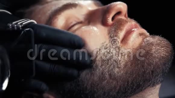 理发店理发店为人脸按摩视频的预览图