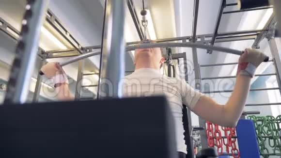 残疾人试图在健身房为他的健康做最好的事情视频的预览图