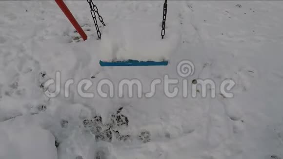 一个被大雪覆盖的秋千视频的预览图