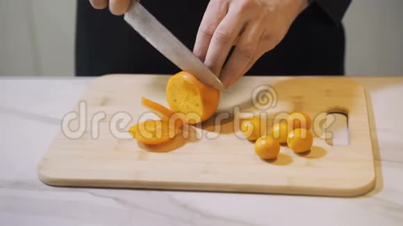 水果木工板切鲜果的特写视频的预览图