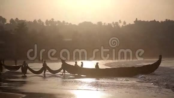 印度渔民在日出时剪影视频的预览图