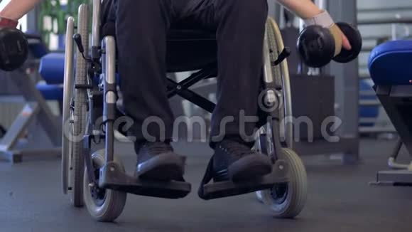 残疾人在健身房训练肌肉恢复视频的预览图