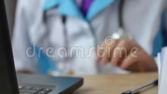 医生用手做欢迎手势视频的预览图
