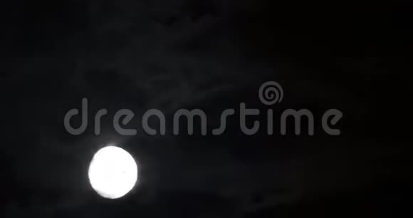 几乎满月穿过云层穿过天空视频的预览图