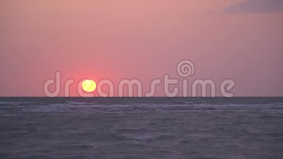 美丽的日落在海面上缓慢移动视频的预览图