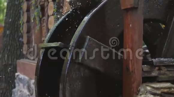 装饰磨坊的水流和旋转木轮慢运动慢运动视频的预览图