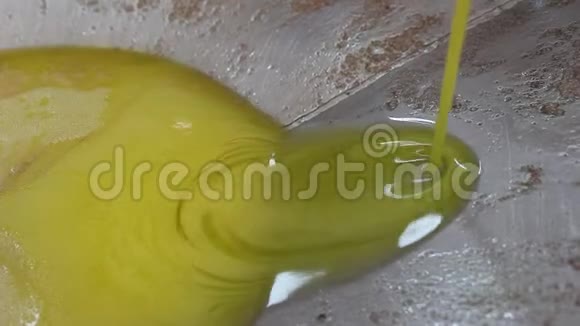 新鲜的特级初榨橄榄油视频的预览图