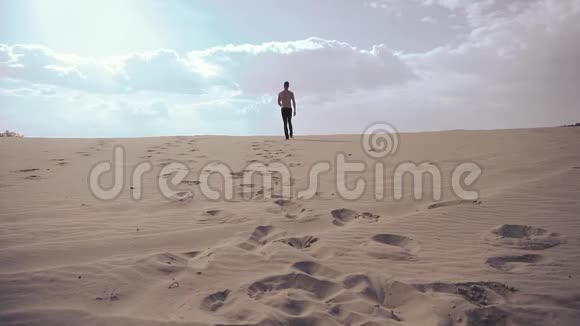 1男人在沙滩上散步视频的预览图
