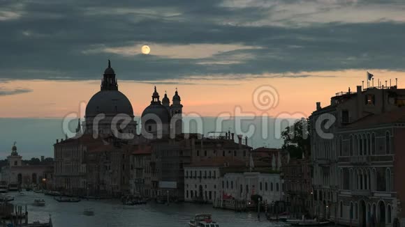 满月在威尼斯圣玛丽大教堂升起视频的预览图