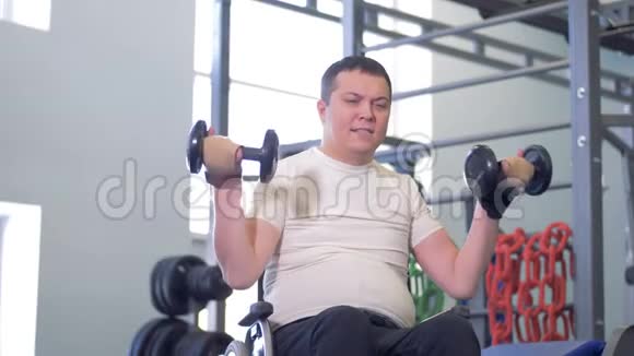 坐轮椅的人试图克服肌肉虚弱视频的预览图