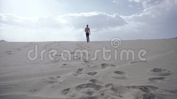 1男人在沙滩上散步视频的预览图