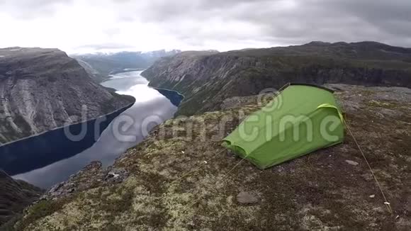 挪威峡湾边缘风景优美的野生营地露营帐篷视频的预览图