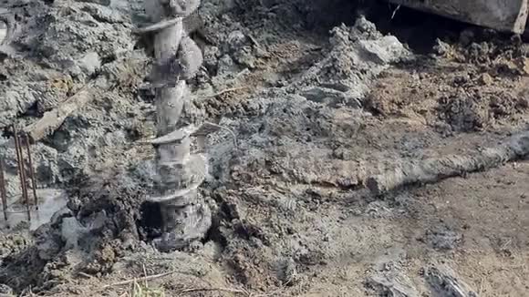 一台钻机的特写在地面上钻了一个洞钻转动抓土视频的预览图