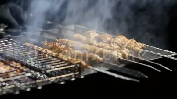 美味的卢拉串烧在金属串上煮肉视频的预览图