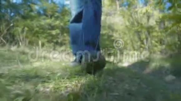 一个人在森林的道路上行走的脚底景色视频的预览图