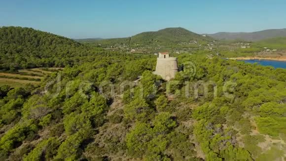 早上从伊比萨岛东角到观察塔的空中观景地中海视频的预览图