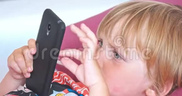 小男孩玩手机视频的预览图
