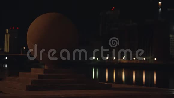 晚上在城市里的舞会雕塑码头上的球形石雕视频的预览图