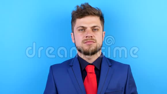 特写一个穿着蓝色西装和红色领带的男人的肖像视频的预览图