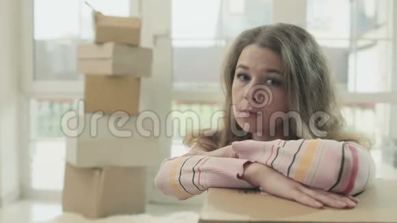 悲伤的女人倚在打开的盒子上视频的预览图
