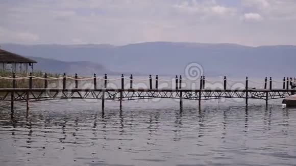 湖中一座长长的木桥视频的预览图