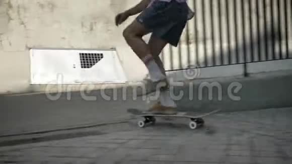 滑板运动员在旧墙上玩滑板在现代城市滑冰视频的预览图